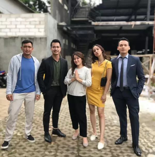 Eza Gionino dan Ben Joshua di luar syuting © Instagram Eza Gionino dan Ben Joshua di luar syuting © Instagram