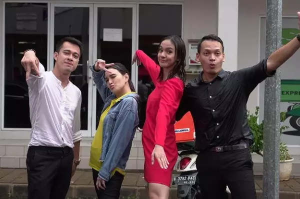 Eza Gionino dan Ben Joshua di luar syuting © Instagram Eza Gionino dan Ben Joshua di luar syuting © Instagram