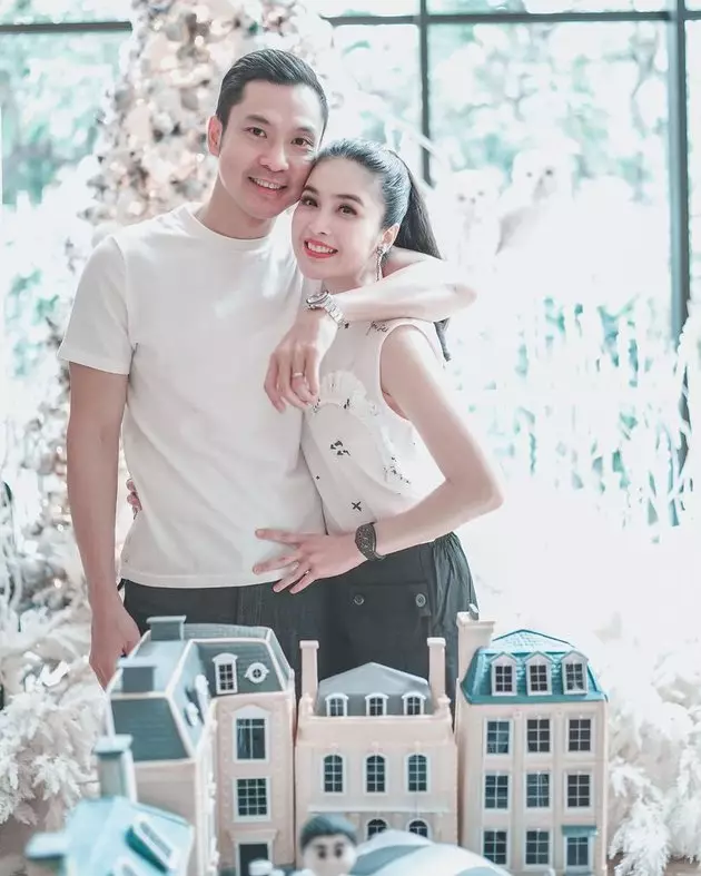 Momen perayaan ulang tahun suami Sandra Dewi © 2021 Instagram