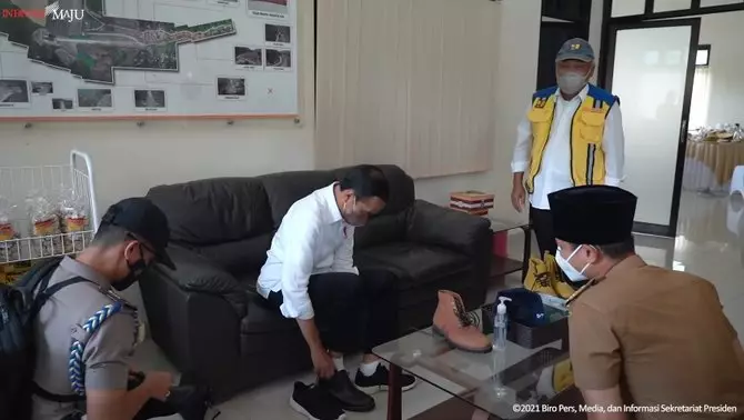 Momen kocak Jokowi bujuk Menteri PUPR beli sepatu © 2021 YouTube Momen kocak Jokowi bujuk Menteri PUPR beli sepatu © 2021 YouTube