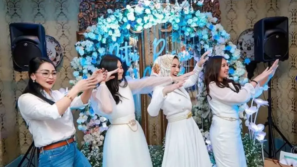 Momen pertemuan Bella Shofie dan mantan istri suaminya © Instagram