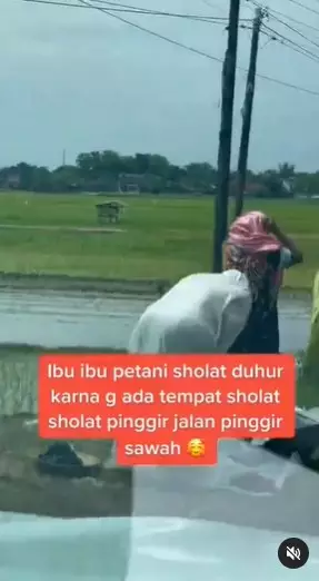 Video ibu-ibu petani salat di pinggir jalan © 2021 Instagram Video ibu-ibu petani salat di pinggir jalan © 2021 Instagram