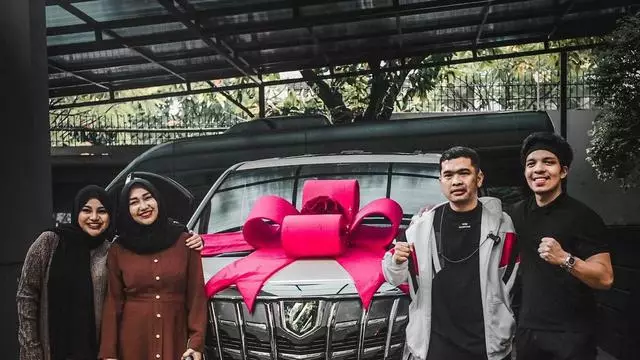 Seleb terima kado mobil mewah dari sahabatnya Berbagai sumber 