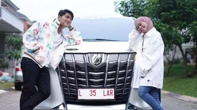 Seleb terima kado mobil mewah dari sahabatnya Berbagai sumber 