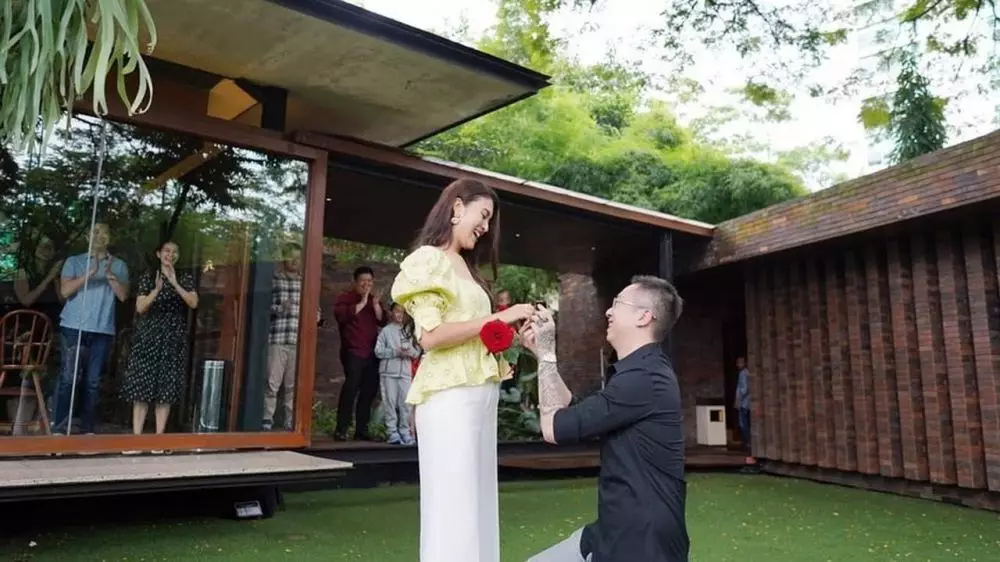 Seleb dilamar kekasih saat ulang tahun © Instagram