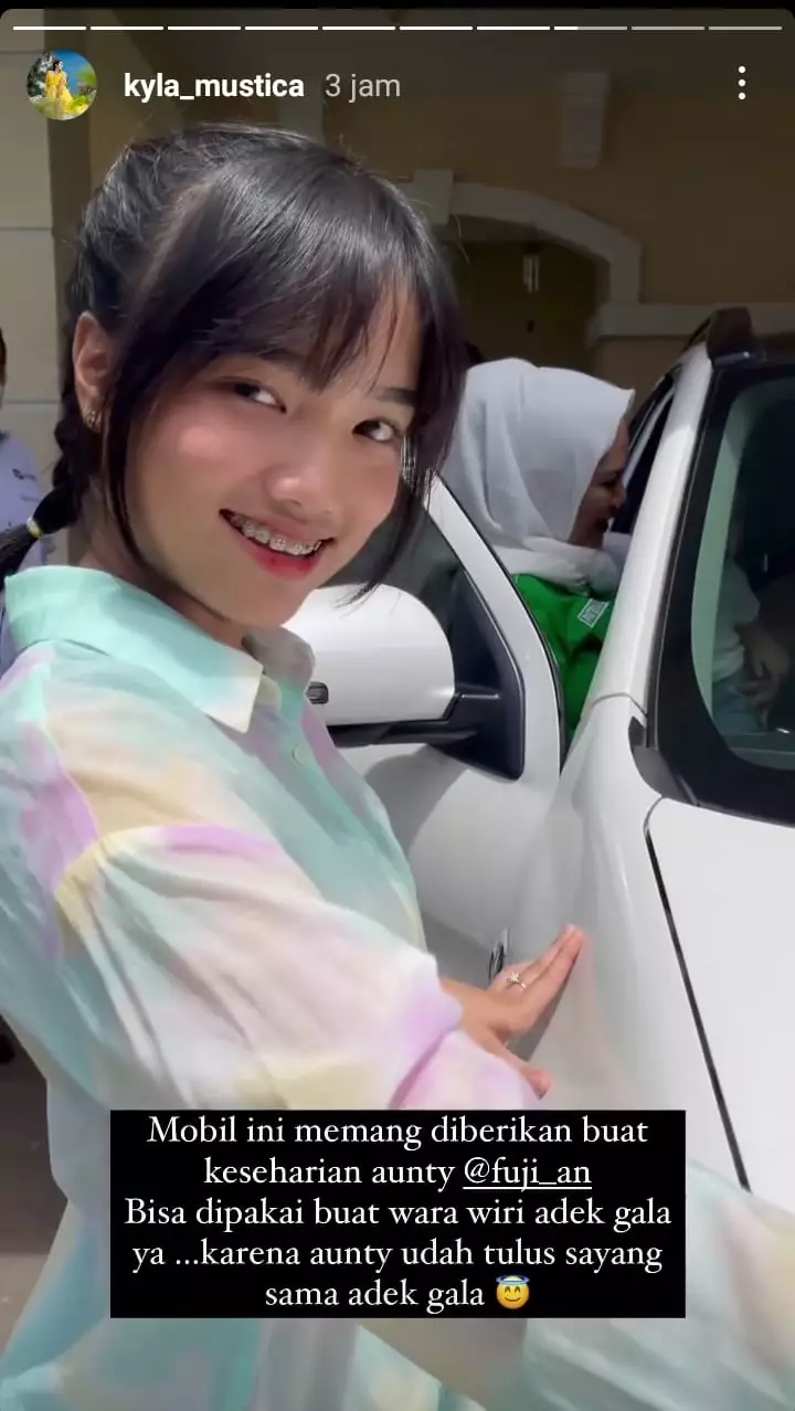 Fuji dapat hadiah mobil © 2021 brilio.net