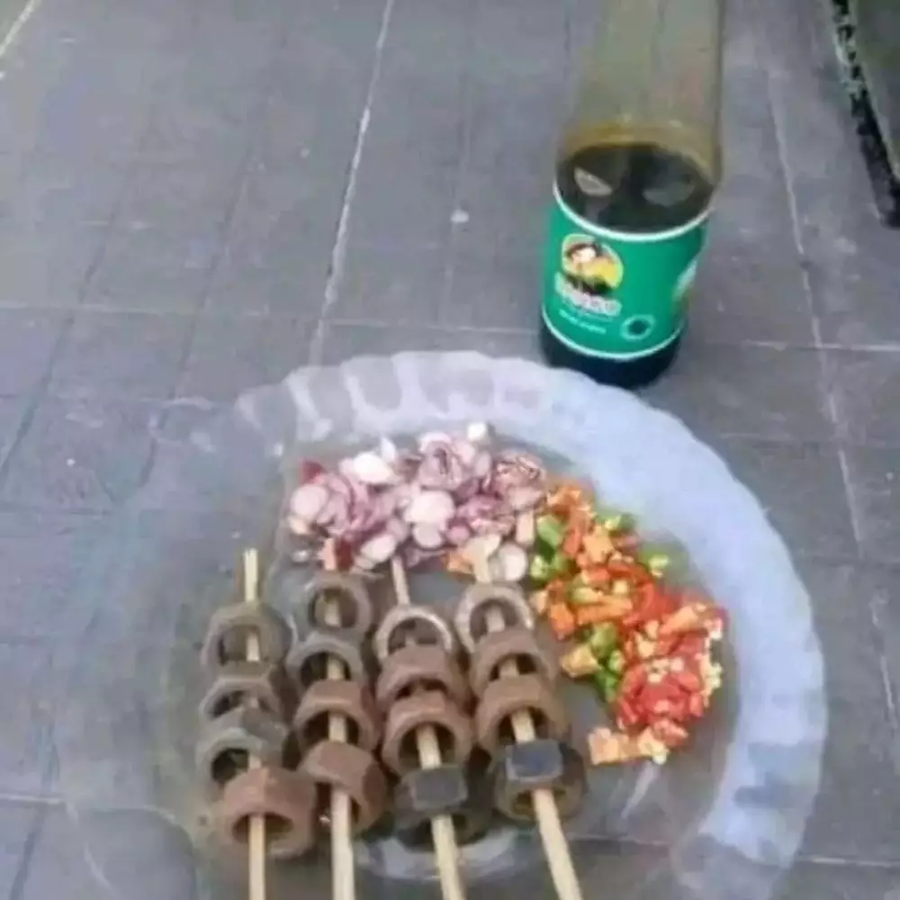 benda nyeleneh disajikan di atas piring © 2021 instagram.com