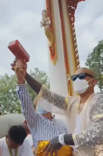 Aksi cerdas bapak baju merah ambil uang Instagram