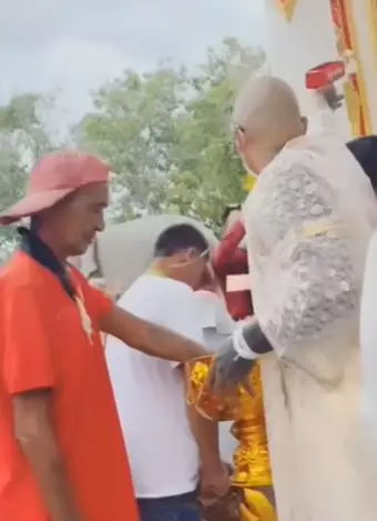 Aksi cerdas bapak baju merah ambil uang Instagram