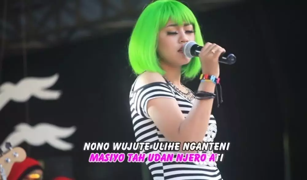 Potret lawas Happy Asmara saat di orkes dangdut Berbagai sumber Potret lawas Happy Asmara saat di orkes dangdut Berbagai sumber