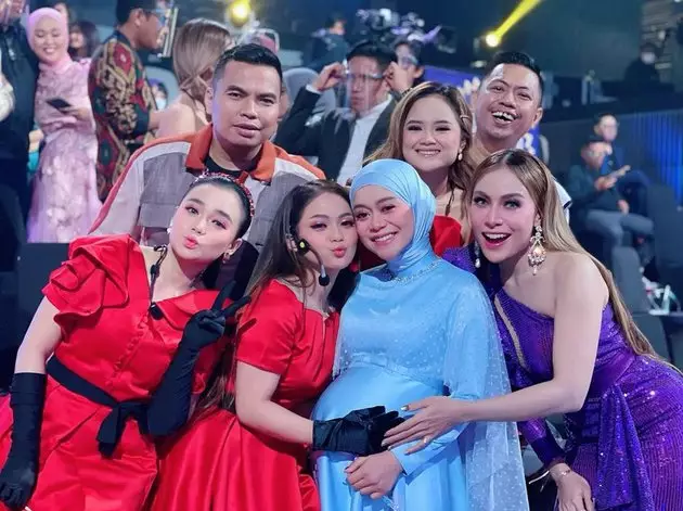 momen Lesty Kejora di Indonesian Dangdut Awards 2021 © Instagram momen Lesty Kejora di Indonesian Dangdut Awards 2021 © Instagram