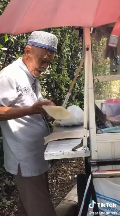 kakek usia 99 tahun ini jualan ditemani istri © 2021 TikTok