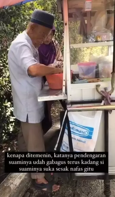 kakek usia 99 tahun ini jualan ditemani istri © 2021 TikTok