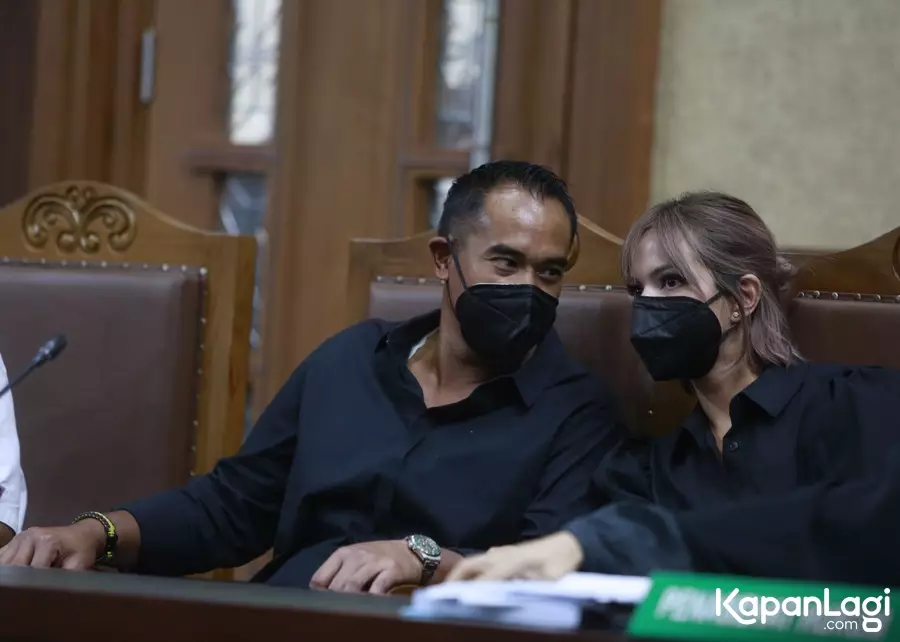 Nia Ramadhani dan Ardi Bakrie datang terlambat di sidang © 2021 brilio.net