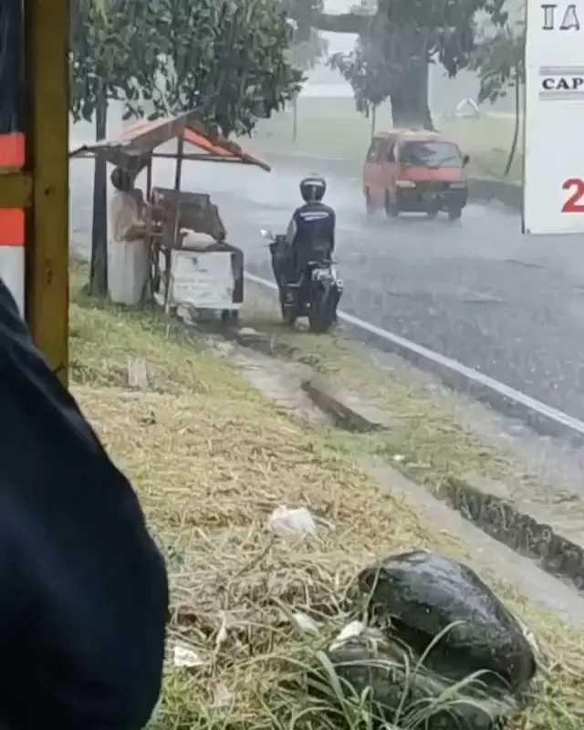 momen lucu orang kalau lagi hujan-hujanan © 2021 1cak.com