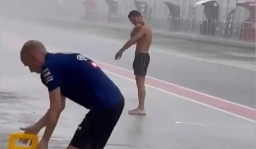 momen lucu orang kalau lagi hujan-hujanan © 2021 1cak.com