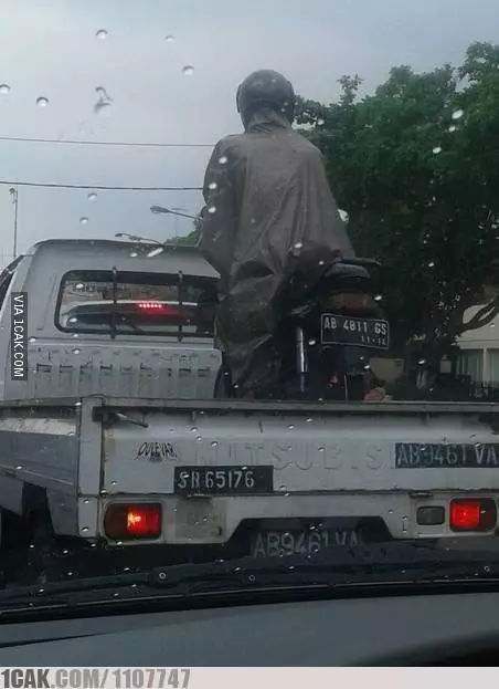 momen lucu orang kalau lagi hujan-hujanan © 2021 1cak.com