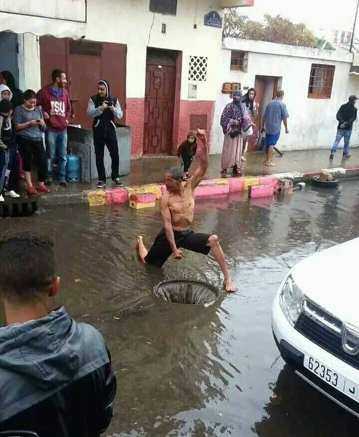 momen lucu orang kalau lagi hujan-hujanan © 2021 1cak.com