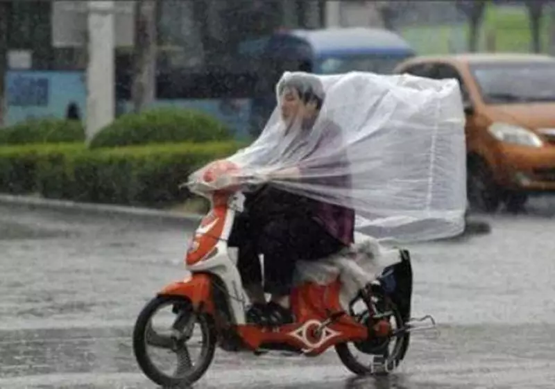 momen lucu orang kalau lagi hujan-hujanan © 2021 1cak.com