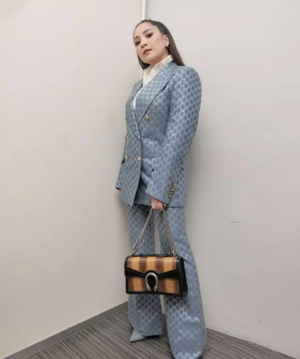 Penampilan Nagita di acara penghargaan Instagram Penampilan Nagita di acara penghargaan Instagram