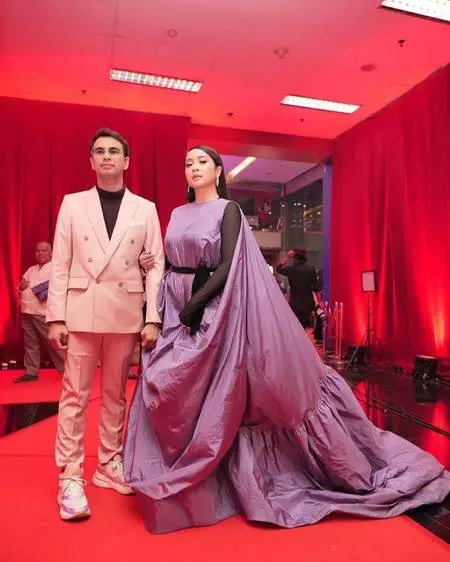Penampilan Nagita di acara penghargaan Instagram Penampilan Nagita di acara penghargaan Instagram