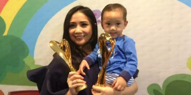 Penampilan Nagita di acara penghargaan Instagram Penampilan Nagita di acara penghargaan Instagram