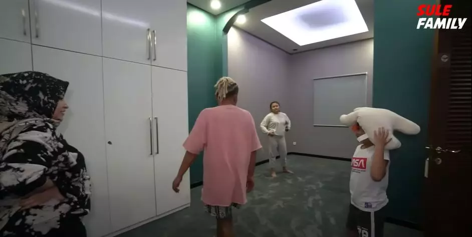 Nathalie Holscher siapkan kamar bayi © 2021 brilio.net YouTube