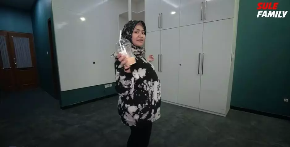 Nathalie Holscher siapkan kamar bayi © 2021 brilio.net YouTube