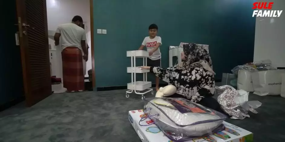 Nathalie Holscher siapkan kamar bayi © 2021 brilio.net YouTube