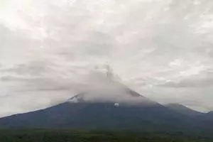 Detik-detik Gunung Semeru erupsi, hujan abu tebal guyur Lumajang