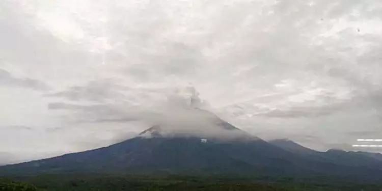 Detik-detik Gunung Semeru erupsi, hujan abu tebal guyur Lumajang