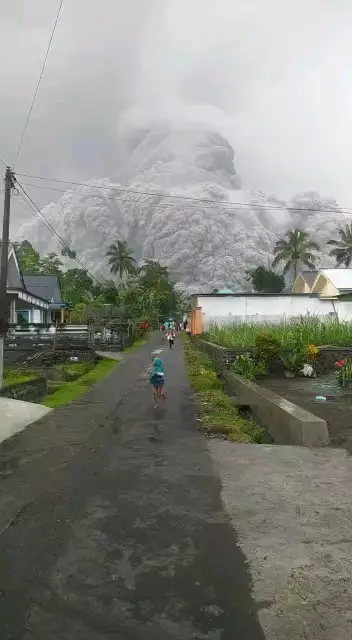 erupsi gunung semeru capai status level 4 © berbagai sumber erupsi gunung semeru capai status level 4 © berbagai sumber