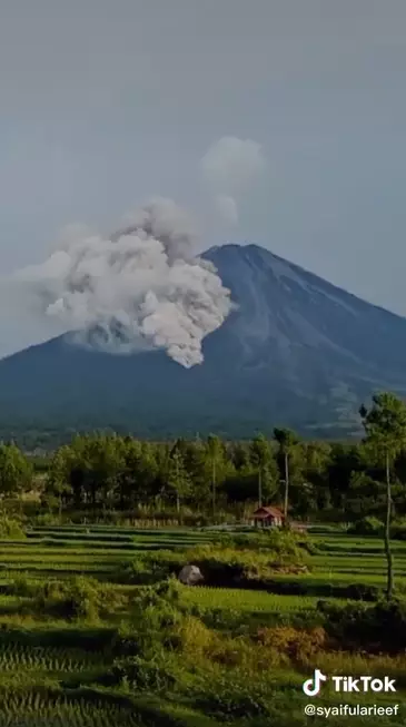 Potret keindahan Gunung Semeru sebelum meletus Berbagai sumber Potret keindahan Gunung Semeru sebelum meletus Berbagai sumber