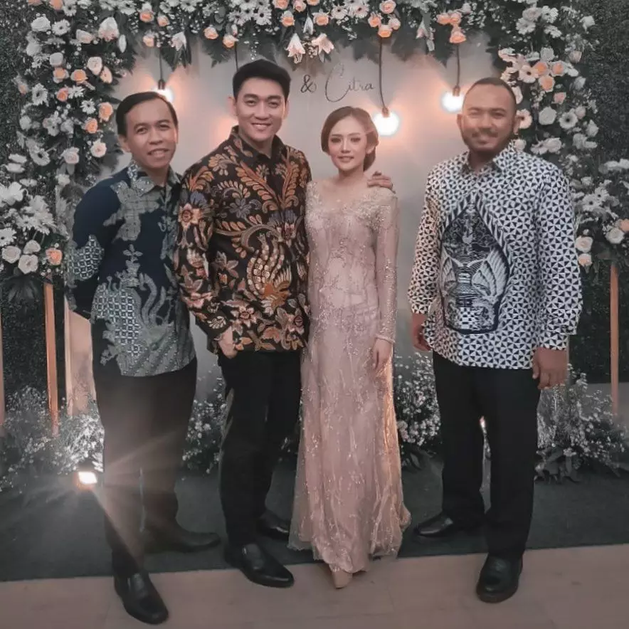 Momen penyanyi saat lamaran © berbagai sumber Momen penyanyi saat lamaran © berbagai sumber