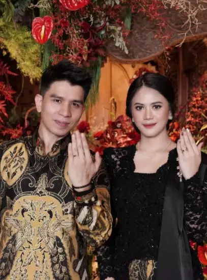 Momen penyanyi saat lamaran © berbagai sumber Momen penyanyi saat lamaran © berbagai sumber