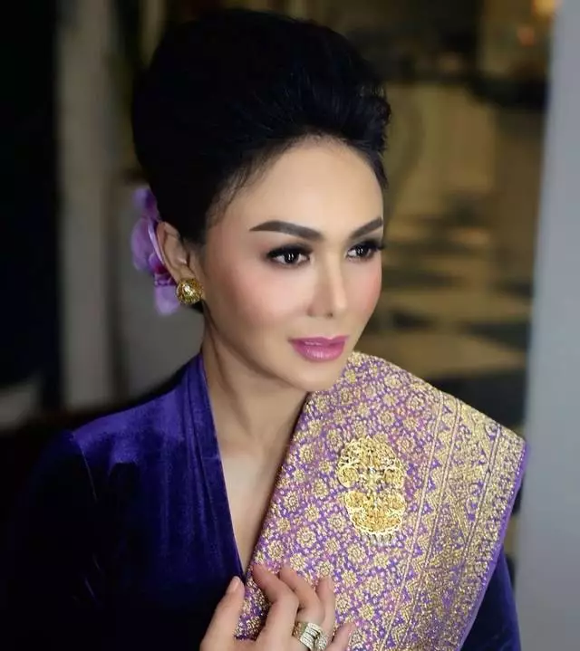 gaya penyanyi cantik hadiri acara lamaran © instagram