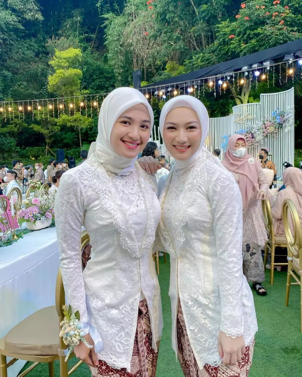gaya penyanyi cantik hadiri acara lamaran © instagram