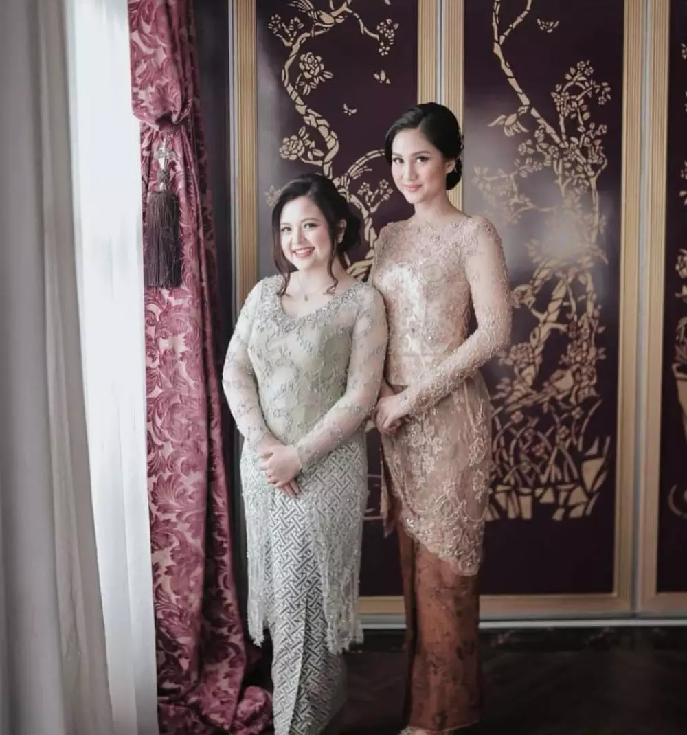 gaya penyanyi cantik hadiri acara lamaran © instagram