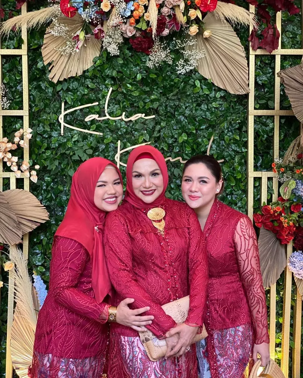 gaya penyanyi cantik hadiri acara lamaran © instagram