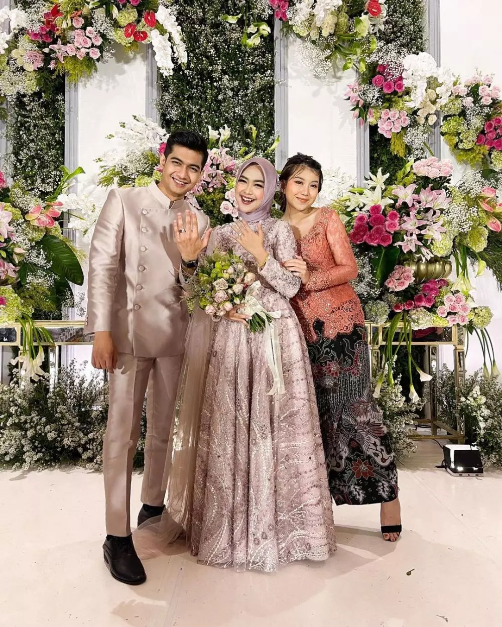 gaya penyanyi cantik hadiri acara lamaran © instagram