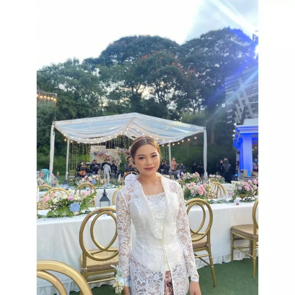 gaya penyanyi cantik hadiri acara lamaran © instagram