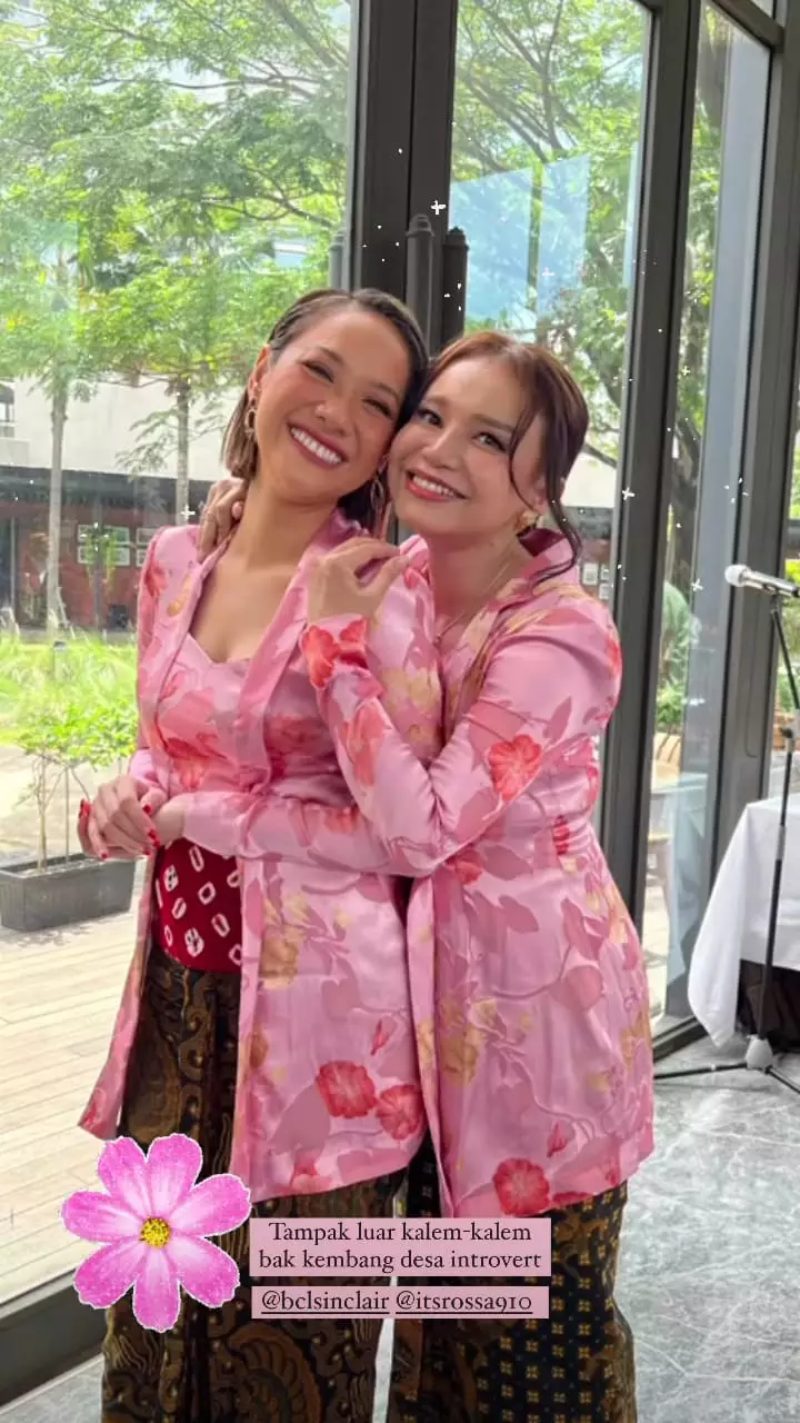 gaya penyanyi cantik hadiri acara lamaran © instagram