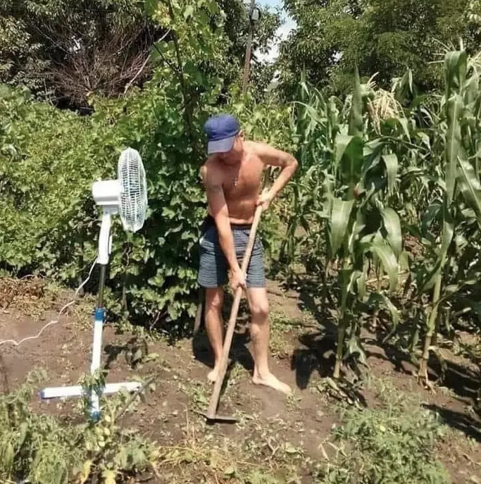 aksi lucu petani bercocok tanam © 2021 berbagai sumber aksi lucu petani bercocok tanam © 2021 berbagai sumber