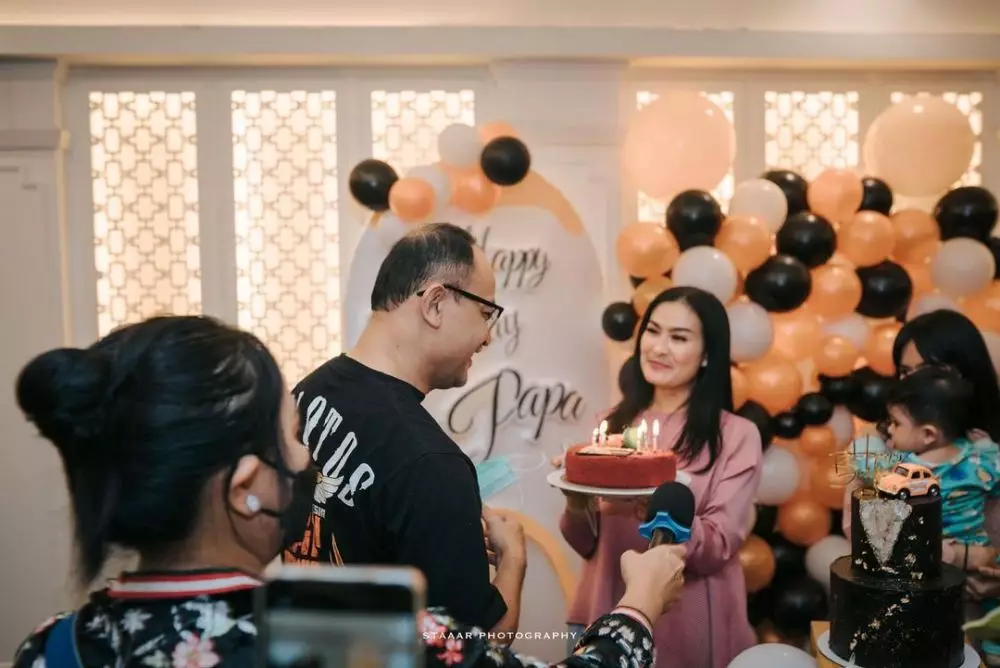 momen ulang tahun suami iis dahlia © instagram momen ulang tahun suami iis dahlia © instagram