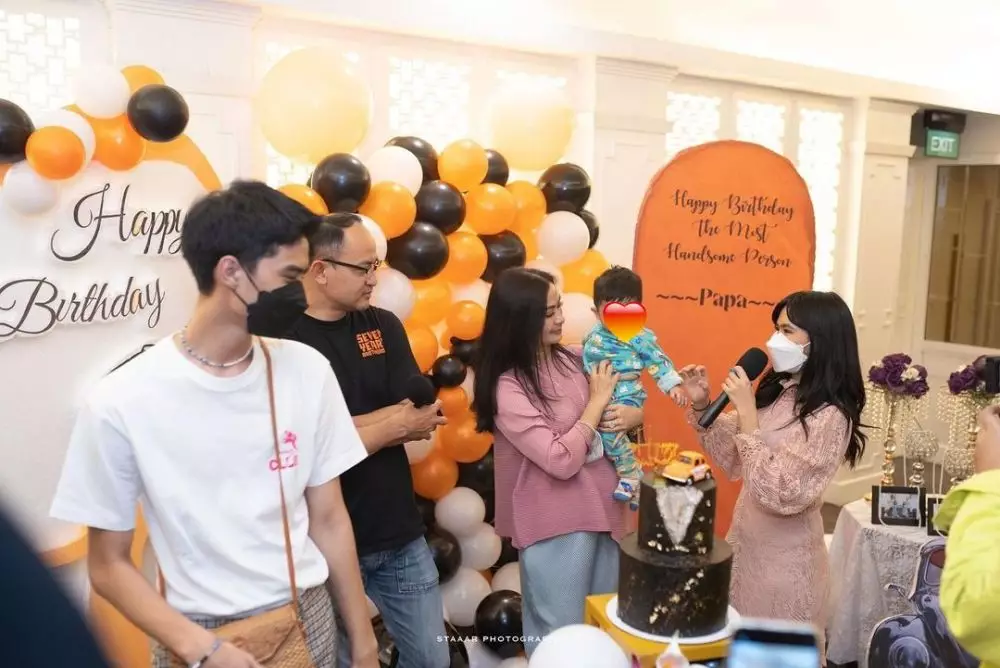 momen ulang tahun suami iis dahlia © instagram momen ulang tahun suami iis dahlia © instagram