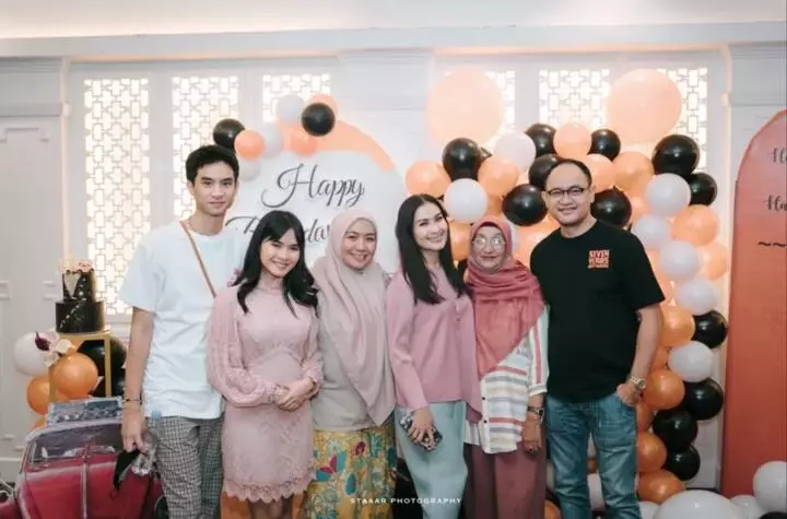 momen ulang tahun suami iis dahlia © instagram momen ulang tahun suami iis dahlia © instagram