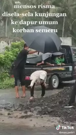 Momen mensos Risma punguti batu saat kunjungi korban Semeru jadi sorotan © 2021 TikTok