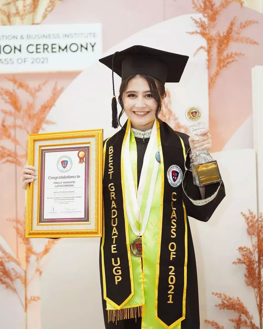 Momen wisuda Prilly Latuconsina © 2021 brilio.net