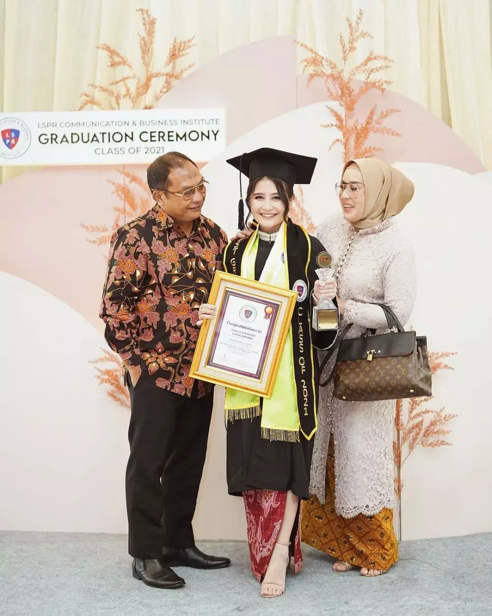 Momen wisuda Prilly Latuconsina © 2021 brilio.net