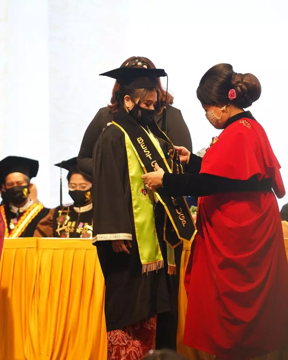 Momen wisuda Prilly Latuconsina © 2021 brilio.net